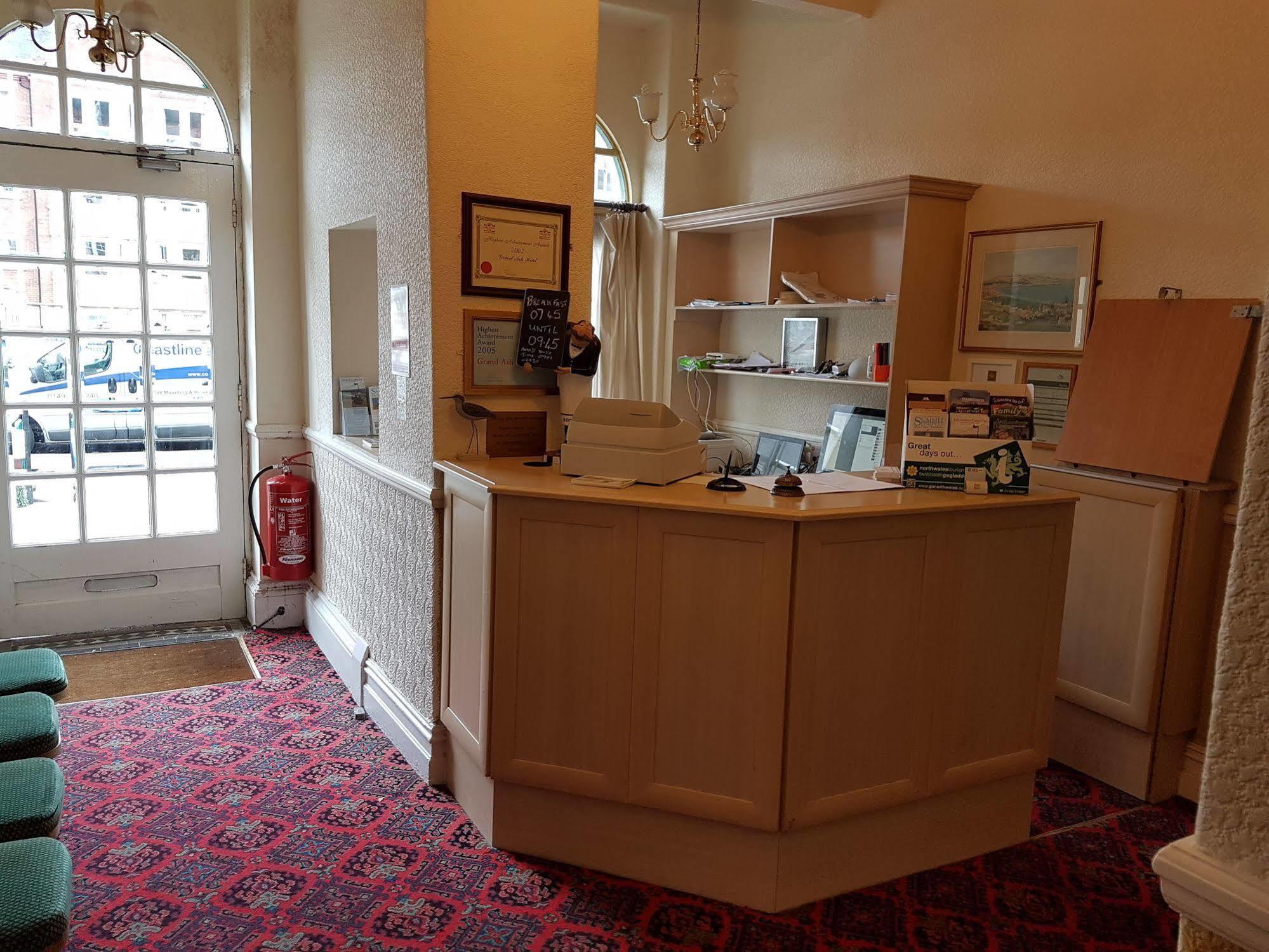 Grand Ash Hotel ランディドノー エクステリア 写真
